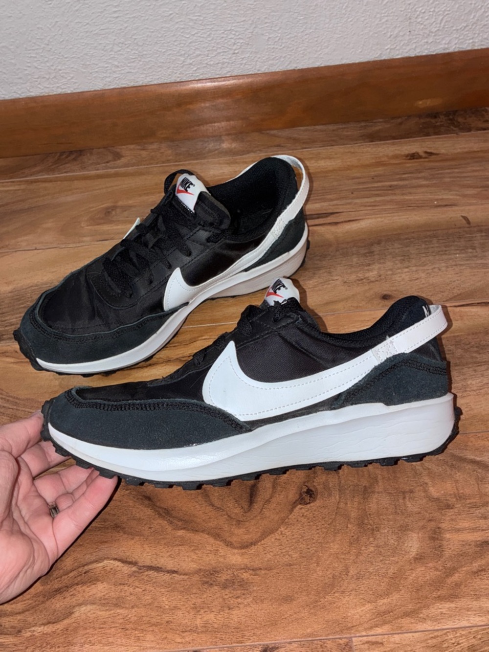 Nike Men’s Waffle Debut Sneaker, black & white - size 7 (also fits womens 8.5)